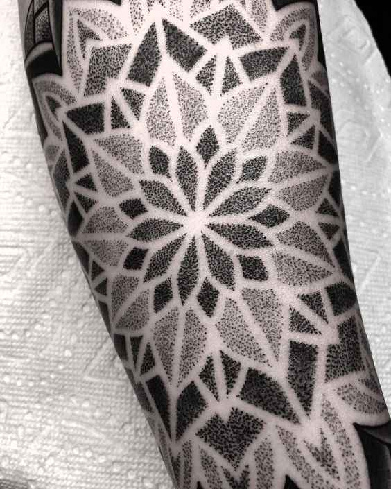Dotwork Tattoo Technik: Präzise Punktarbeit für beeindruckende Tattoo-Kunst
