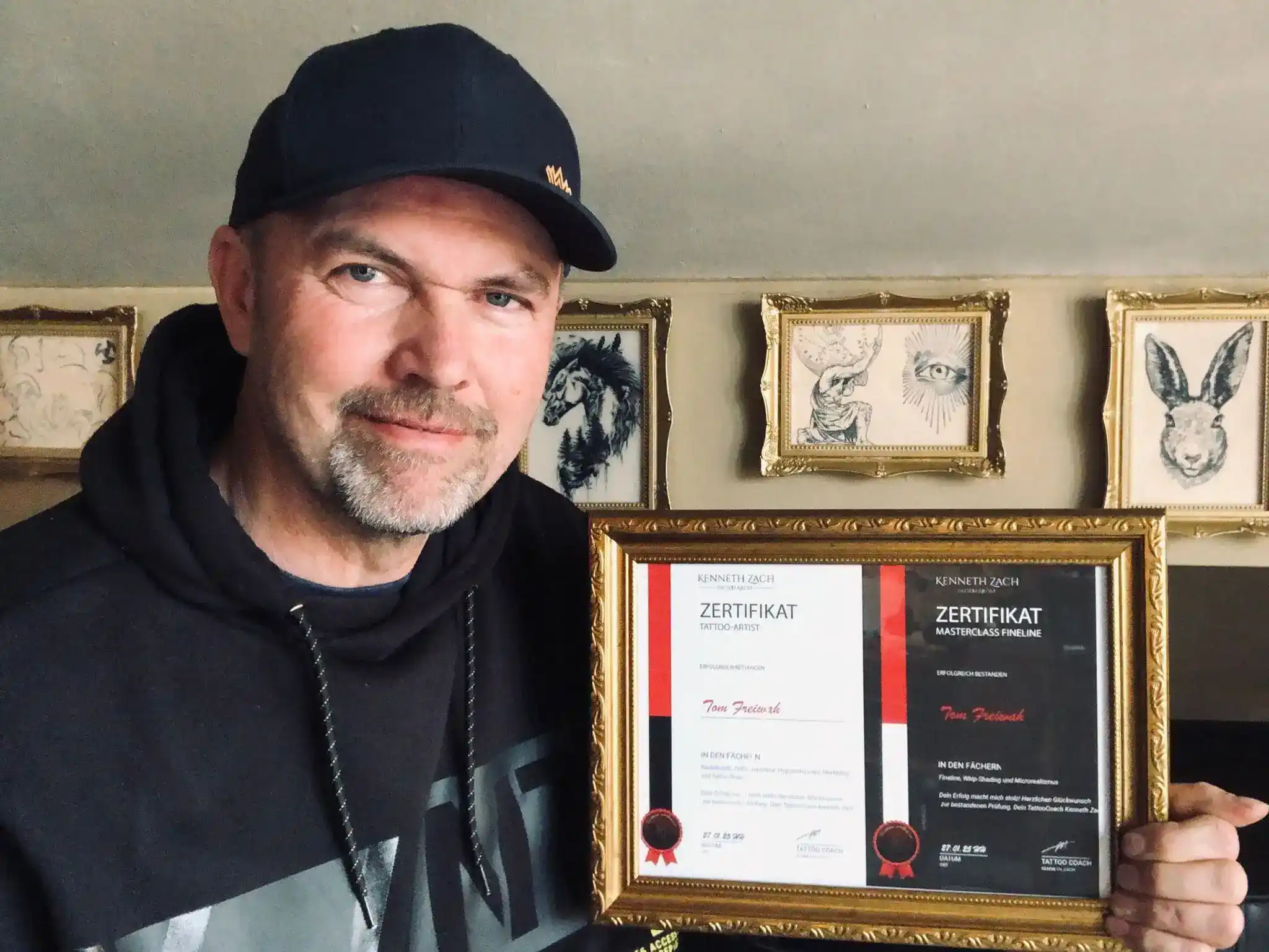 Tattoo Ausbildung - Tom's Zertifikate vom erfolgreichen Tattoo Kurs Abschluss