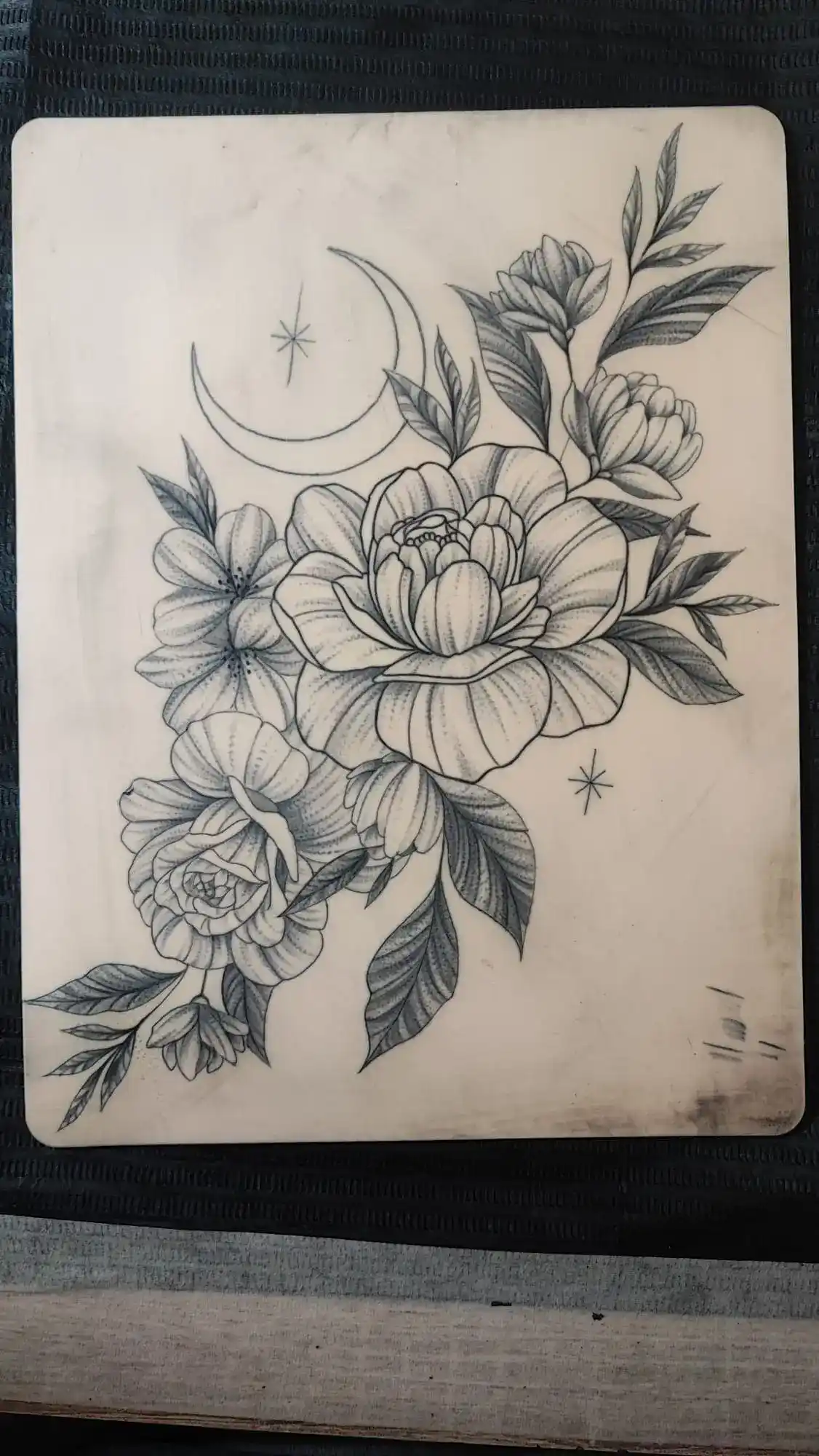 Tätowieren lernen - Jenny's Pfingstrosen Fineline Design im Tattoo Workshop