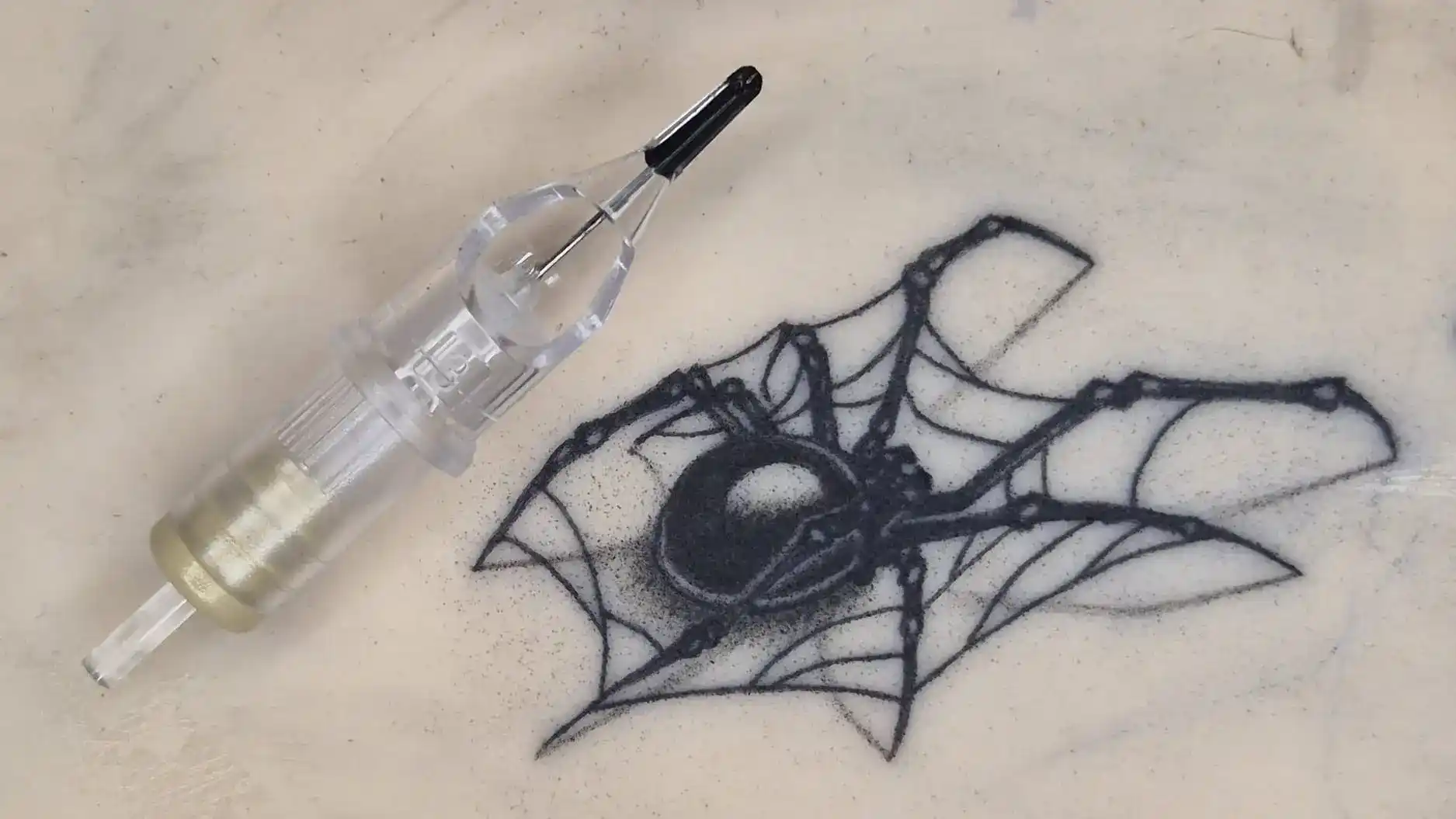 Spinne von Tattooschülerin Birgit Tattoo Workshop - Birgit's Spinne auf Kunsthaut in der Tattoo Ausbildung