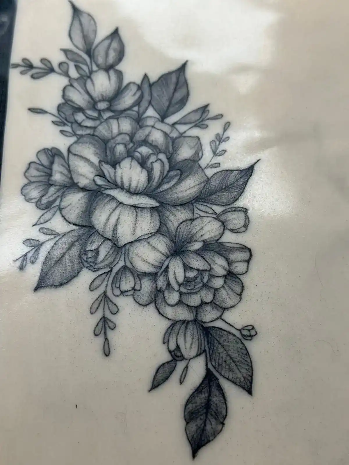 Tattoo Ausbildung - Heidrun's Pfingstrosen Fineline in der Tattoo Schule