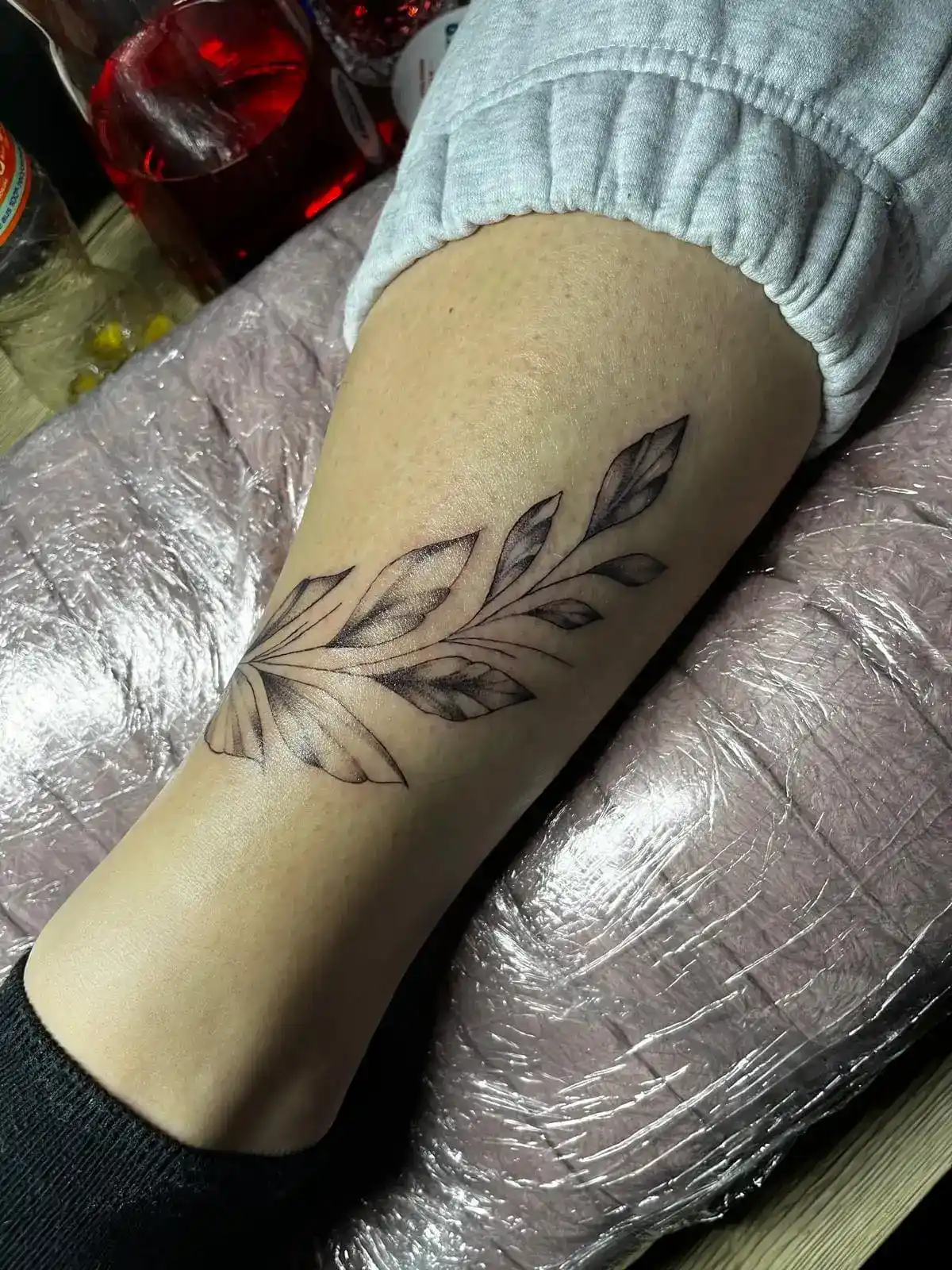 Tattoo Coaching - Lara's Fineline Zweig Design in der Tattoo Ausbildung