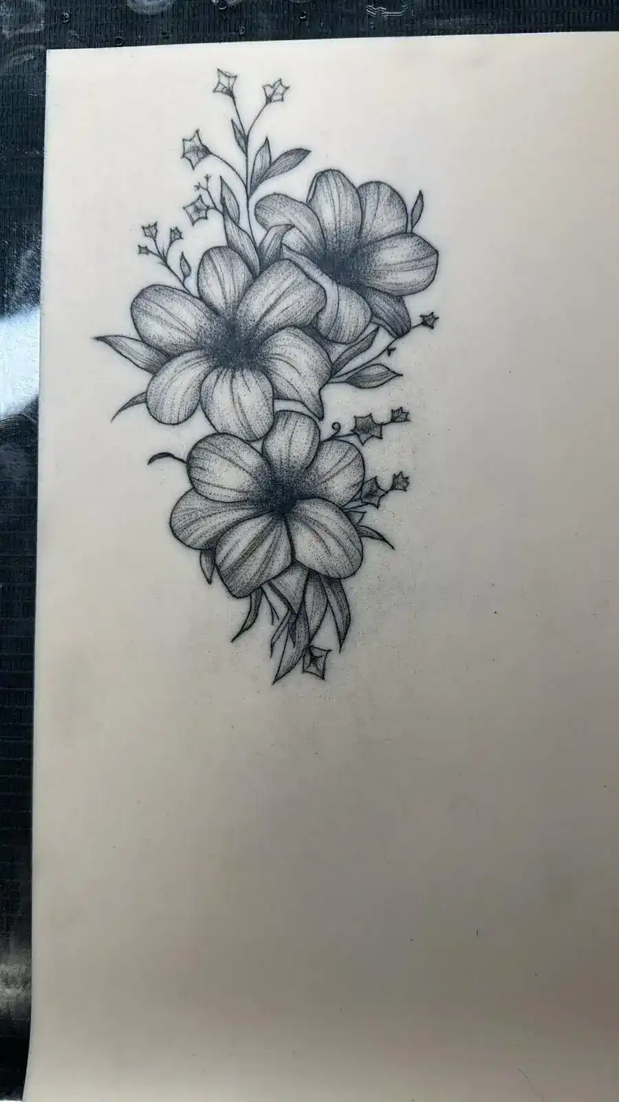 Tattoo Ausbildung - Heidrun's Blumenmotiv Fineline in der Tattoo Schule